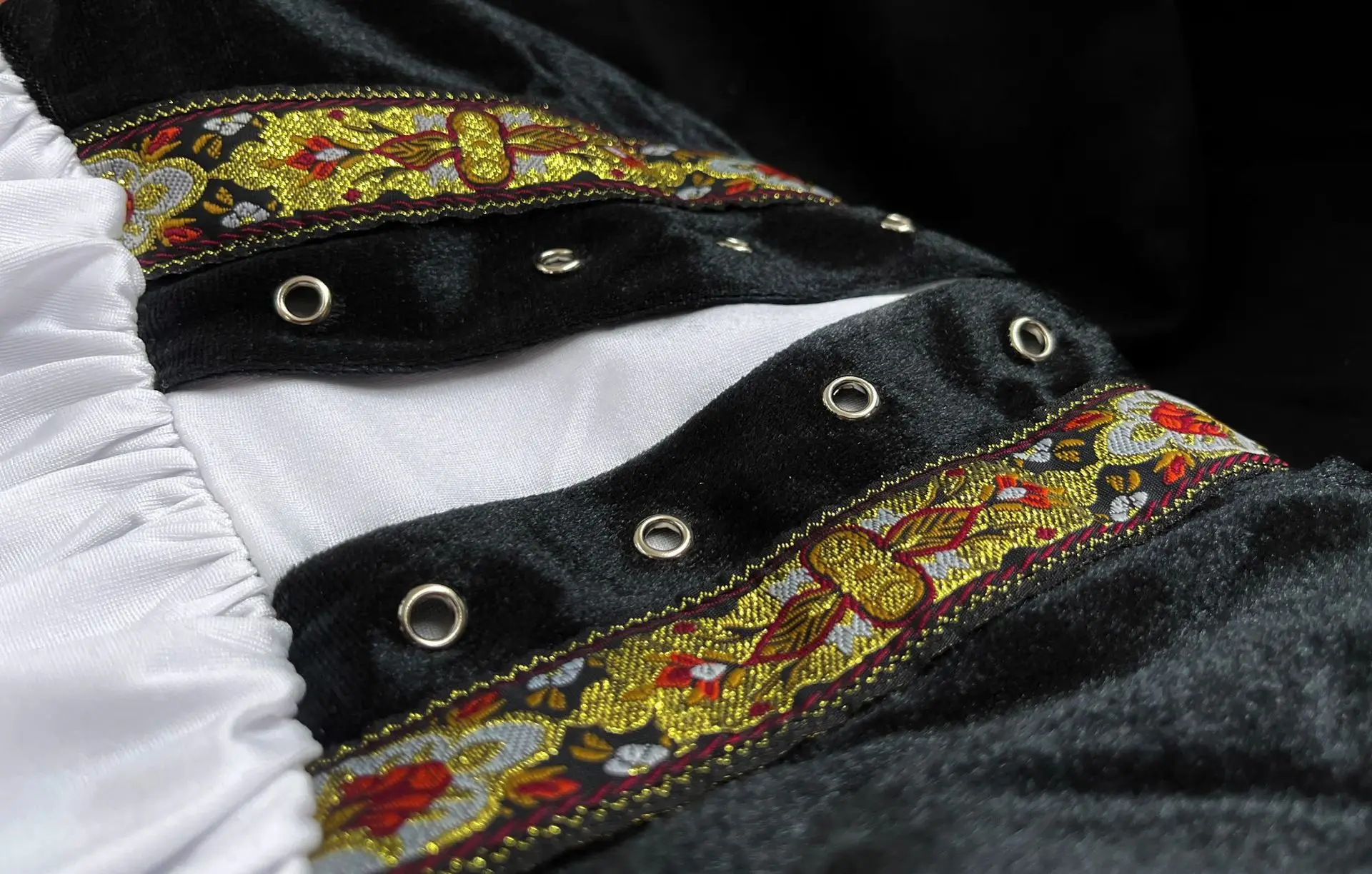 Gaun Pelayan Berenda Elegan de - Beer & Wine Downtown ulasan dan harga